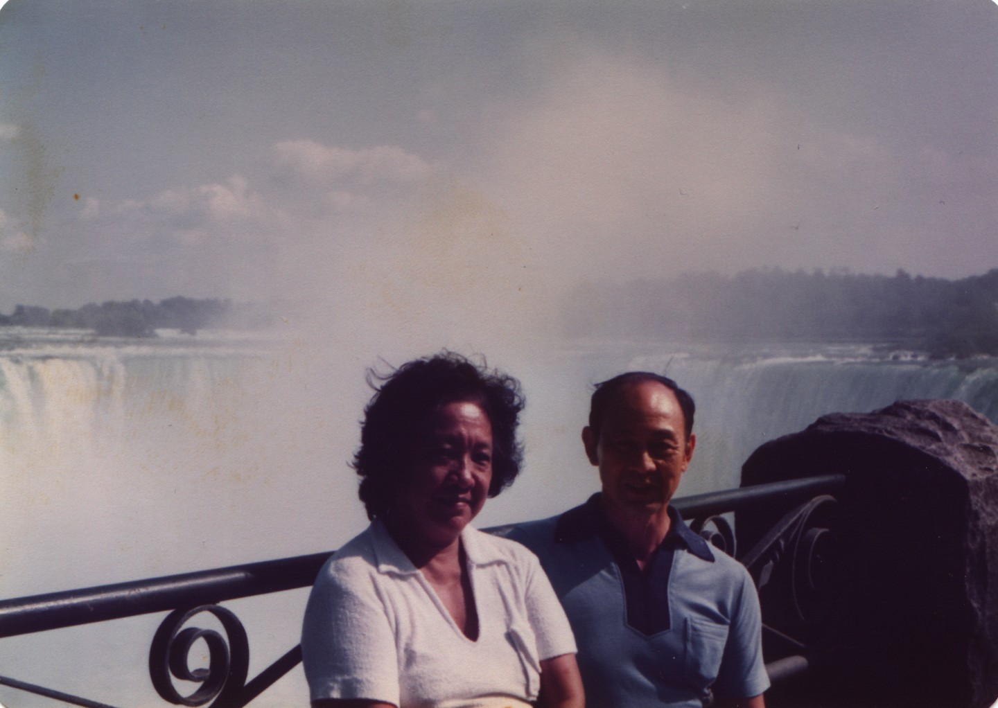 lolo n lola at niagra falls.jpg